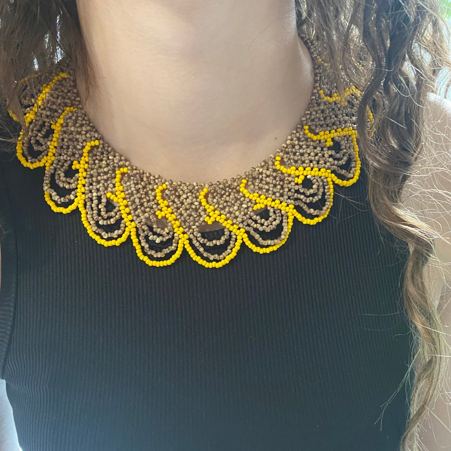 Collier en perles de verre (Miçanga) - marron jaune - Ethnie Guajajara Collier Ethnie Guajajara localisée dans l' état du Maranhão au Nord-Est du Brésil. 