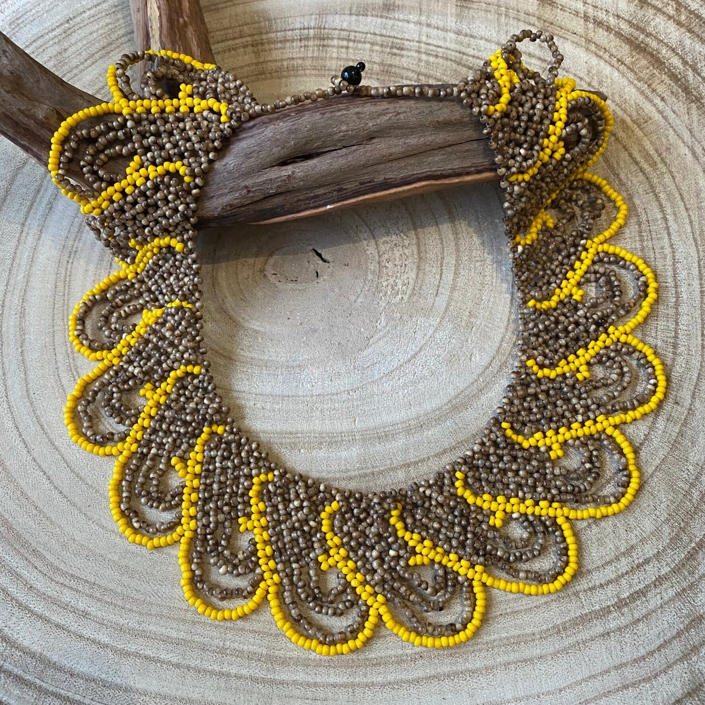 Collier en perles de verre (Miçanga) - marron jaune - Ethnie Guajajara Collier Ethnie Guajajara localisée dans l' état du Maranhão au Nord-Est du Brésil. 