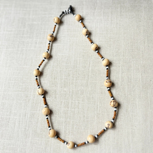 Collier en perles de verre (miçanga) marron noir et blanc et graines d'açai - Ethnie Wai Wai Collier Ethnie Wai Wai localisée dans les états de l' Amazonas, Pará et Roraima dans le Nord du Brésil. 