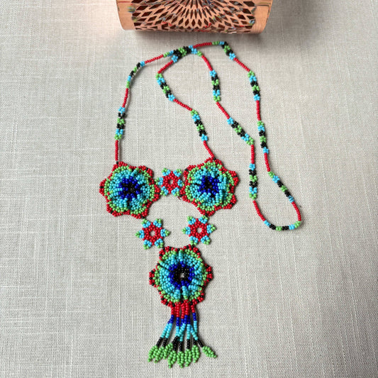 Collier en perles de verre (Miçanga) multicolore - fleurs bleu vert et rouge - Ethnie Arapiun Collier Ethnie Arapiun, localisée dans l'Etat du Para au Nord du Brésil. 