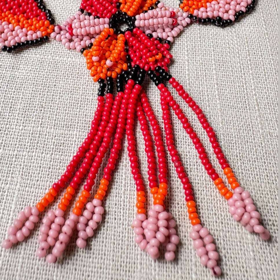 Collier en perles de verre (miçanga) multicolore - fleurs rouge orange et rose - Ethnie Arapiun Collier Ethnie Arapiun, localisée dans l'Etat du Para au Nord du Brésil. 