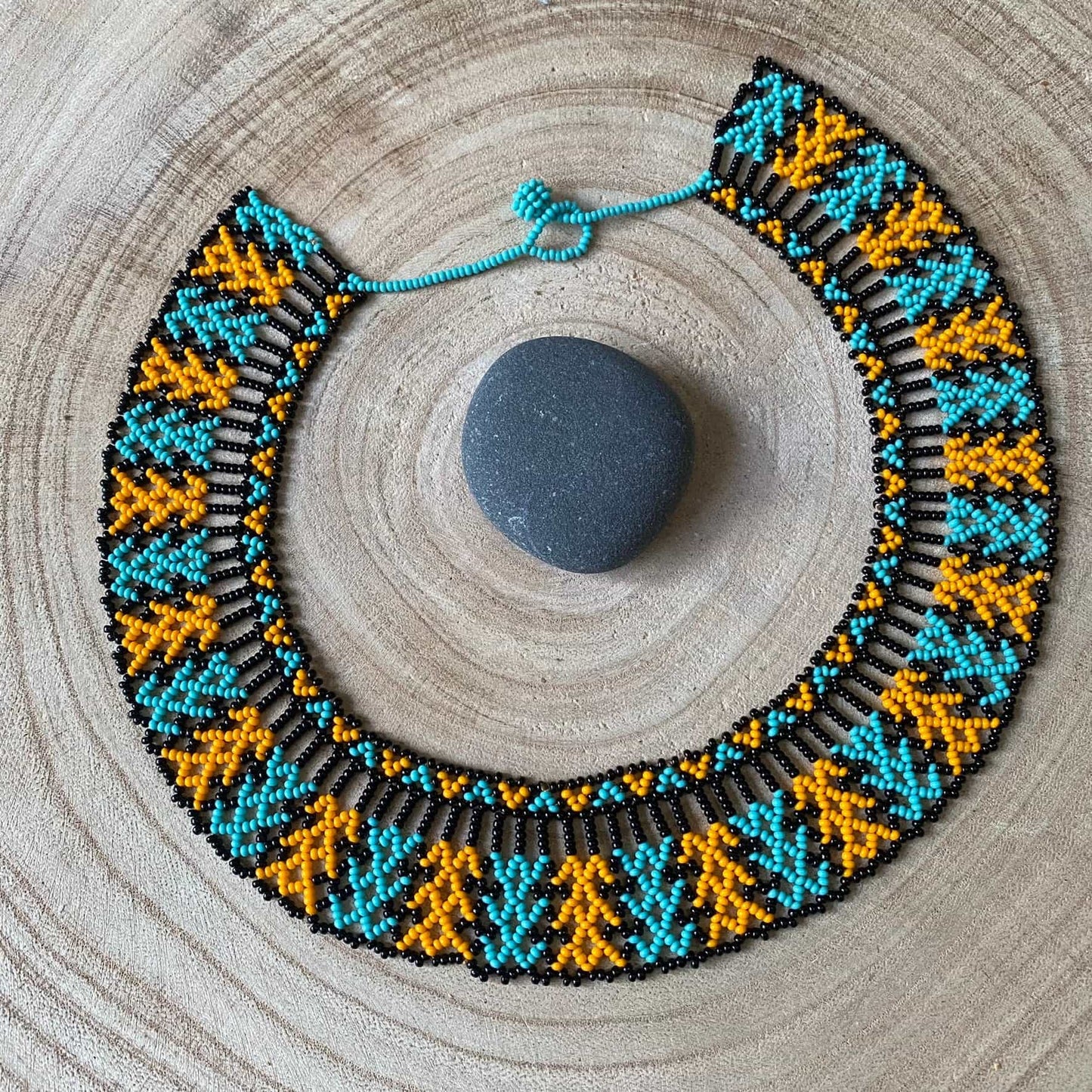 Collier en perles de verre (Miçanga) - noir bleu et orange - Ethnie Mehinako Collier Ethnie Mehinako, localisée dans le Parc Indigène du Xingu dans l' état du Mato Grosso au Centre-Ouest du Brésil. 