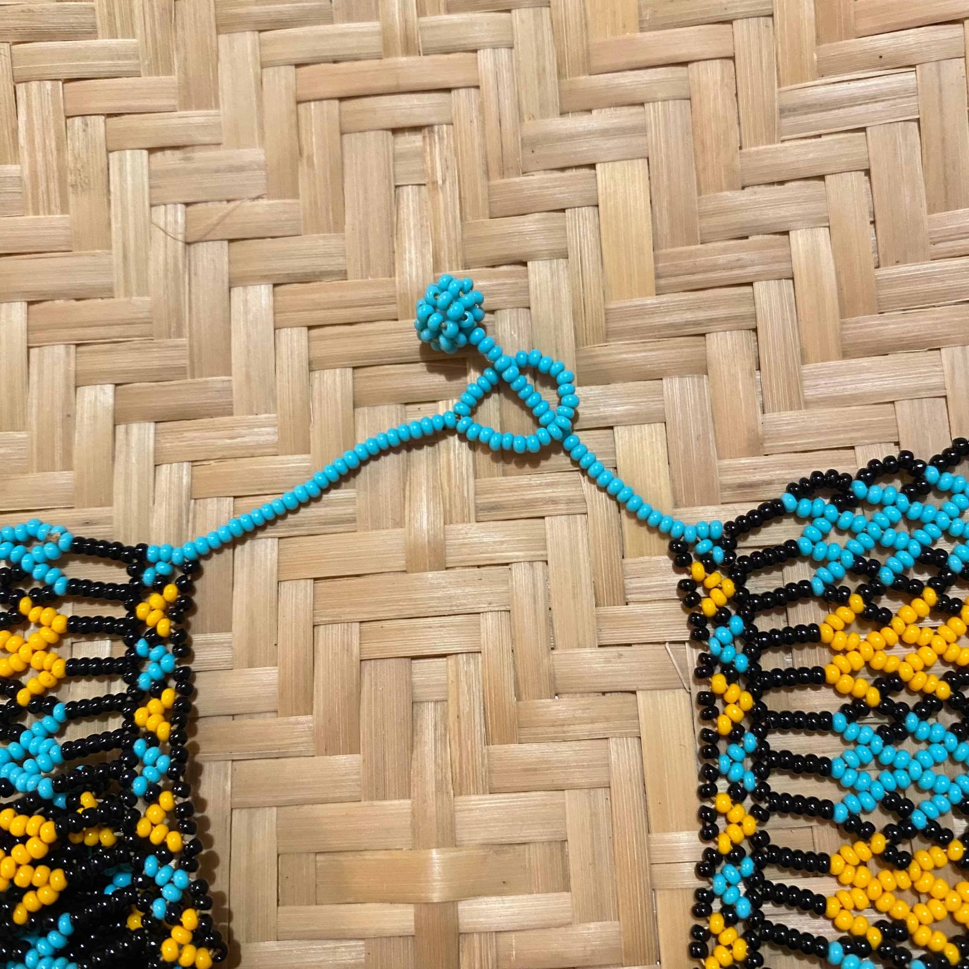 Collier en perles de verre (Miçanga) - noir bleu et orange - Ethnie Mehinako Collier Ethnie Mehinako, localisée dans le Parc Indigène du Xingu dans l' état du Mato Grosso au Centre-Ouest du Brésil. 