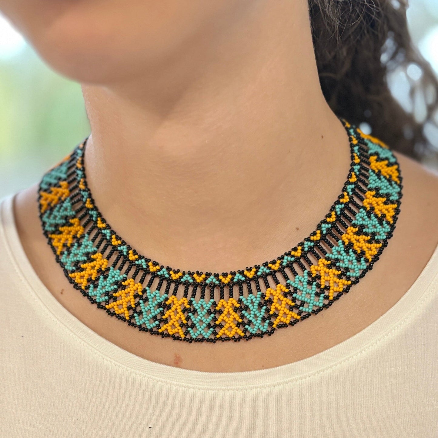 Collier en perles de verre (Miçanga) - noir bleu et orange - Ethnie Mehinako Collier Ethnie Mehinako, localisée dans le Parc Indigène du Xingu dans l' état du Mato Grosso au Centre-Ouest du Brésil. 