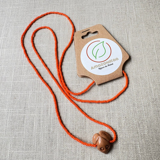 Collier en perles de verre (Miçanga) - orange et pendentif Muiraquitã - Ethnie Borari Collier Ethnie Borari, localisée dans l'état du Pará dans le Nord du Brésil. 