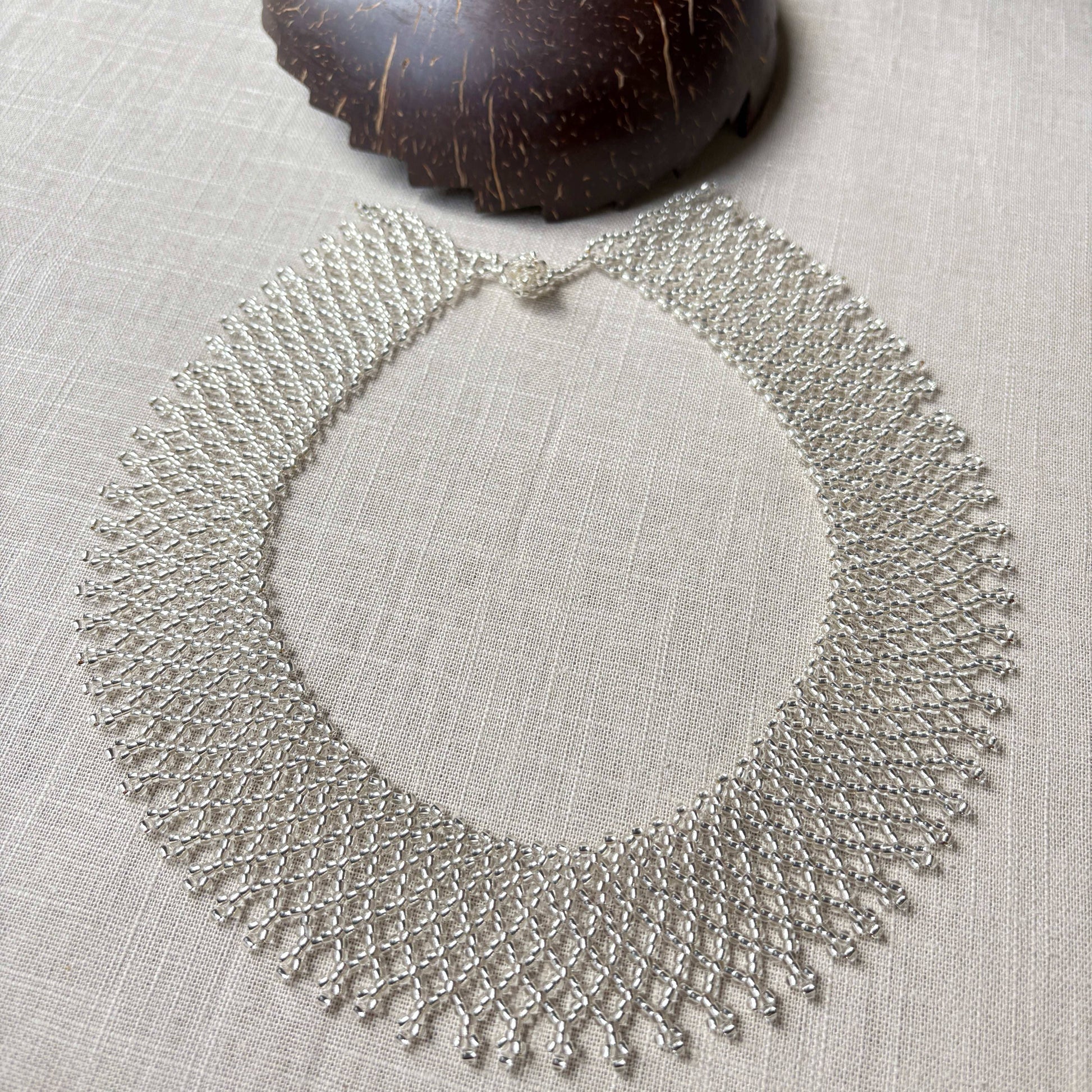 Collier en perles de verre (miçanga) ras de cou argenté - Ethnie Borari Collier Ethnie Borari, localisée dans l'état du Pará dans le Nord du Brésil. 