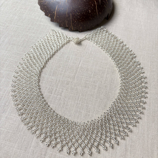 Collier en perles de verre (miçanga) ras de cou argenté - Ethnie Borari Collier Ethnie Borari, localisée dans l'état du Pará dans le Nord du Brésil. 