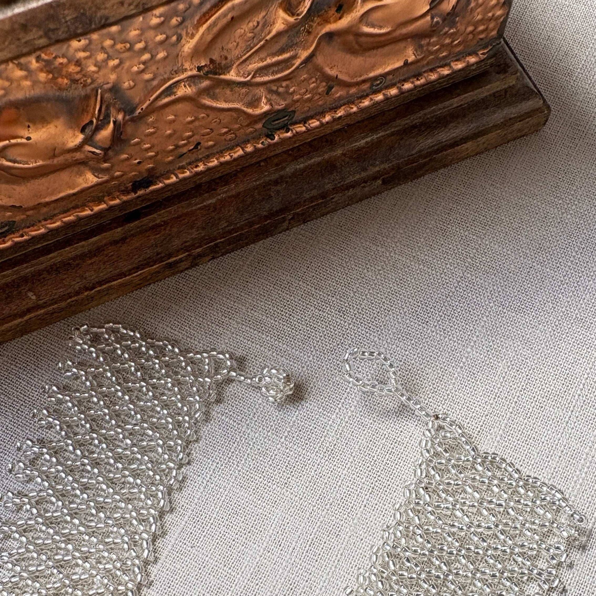 Collier en perles de verre (miçanga) ras de cou argenté - Ethnie Borari Collier Ethnie Borari, localisée dans l'état du Pará dans le Nord du Brésil. 