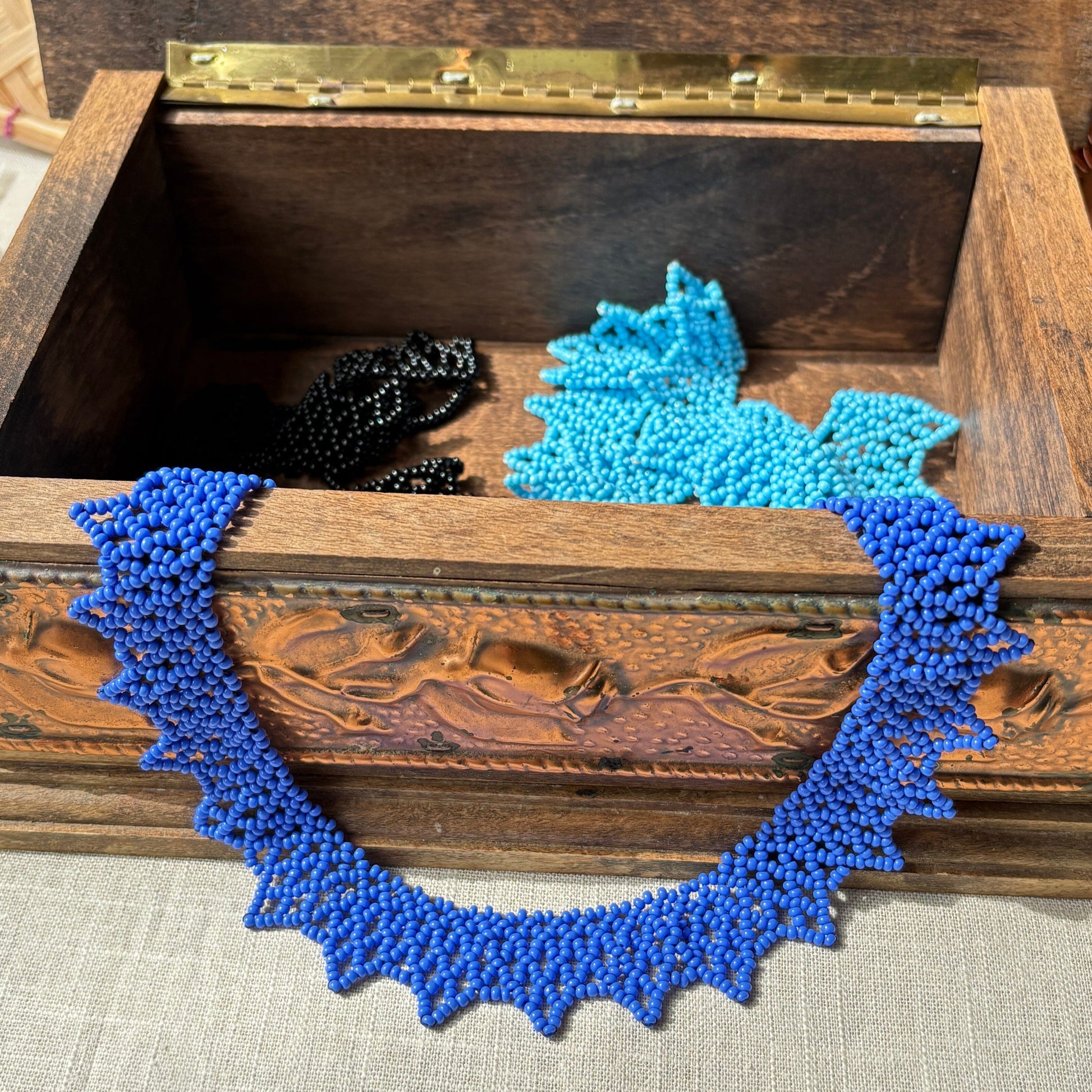 Collier en perles de verre (miçanga) ras de cou bleu - Ethnie Wai Wai Collier Ethnie Wai Wai localisée dans les états de l' Amazonas, Pará et Roraima dans le Nord du Brésil. 