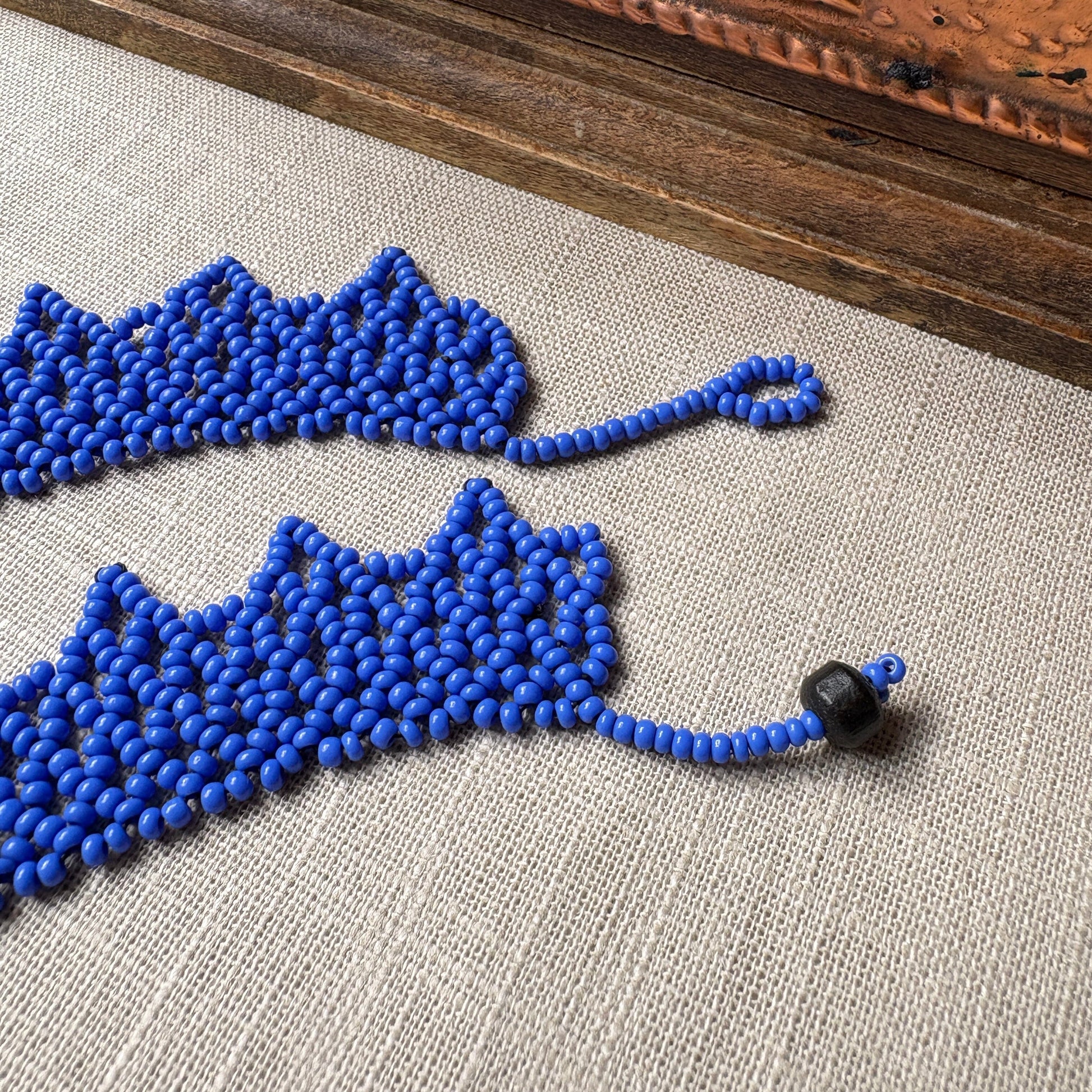 Collier en perles de verre (miçanga) ras de cou bleu - Ethnie Wai Wai Collier Ethnie Wai Wai localisée dans les états de l' Amazonas, Pará et Roraima dans le Nord du Brésil. 