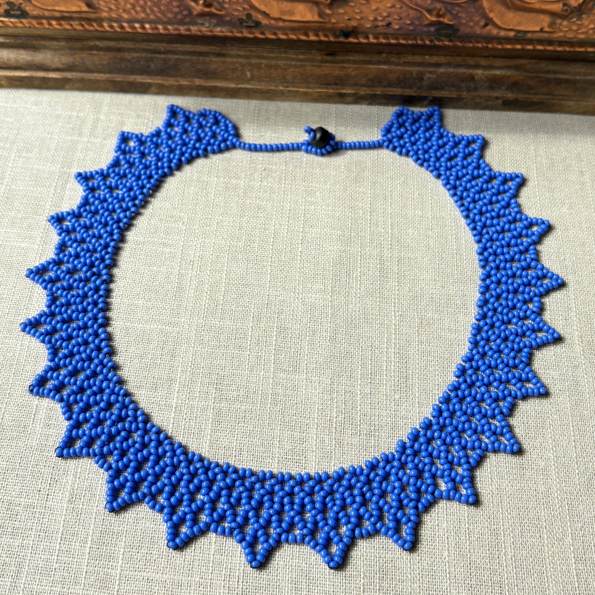Collier en perles de verre (miçanga) ras de cou bleu - Ethnie Wai Wai Collier Ethnie Wai Wai localisée dans les états de l' Amazonas, Pará et Roraima dans le Nord du Brésil. 