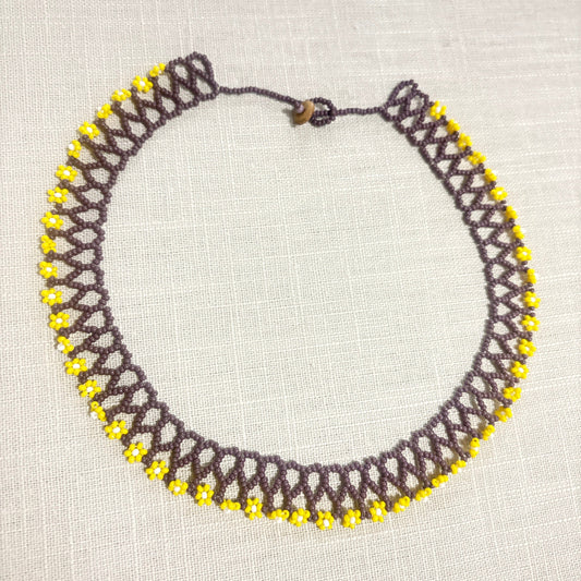 Collier en perles de verre (miçanga) ras de cou marron jaune - Ethnie Borari Collier Ethnie Borari, localisée dans l'état du Pará dans le Nord du Brésil. 