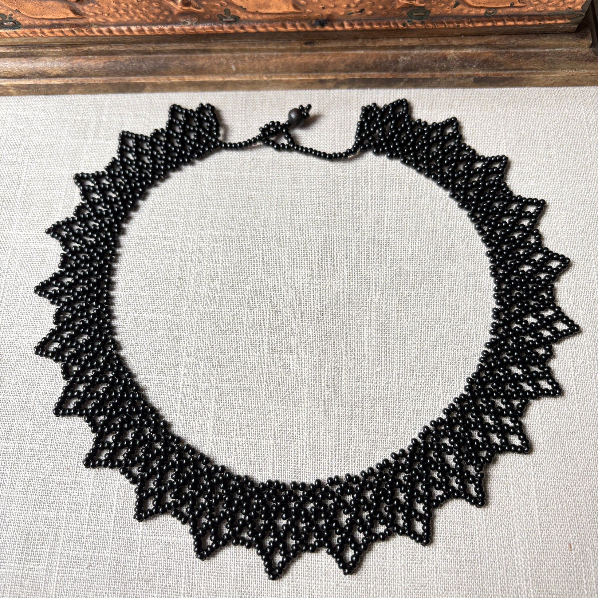 Collier en perles de verre (miçanga) ras de cou noir - Ethnie Wai Wai Collier Ethnie Wai Wai localisée dans les états de l' Amazonas, Pará et Roraima dans le Nord du Brésil. 