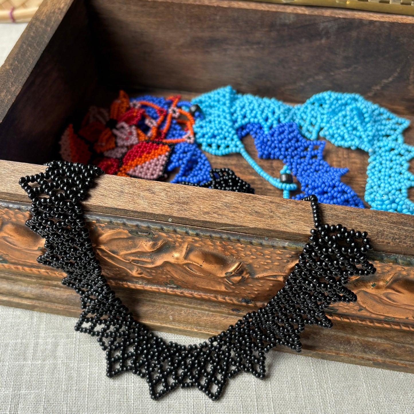 Collier en perles de verre (miçanga) ras de cou noir - Ethnie Wai Wai Collier Ethnie Wai Wai localisée dans les états de l' Amazonas, Pará et Roraima dans le Nord du Brésil. 