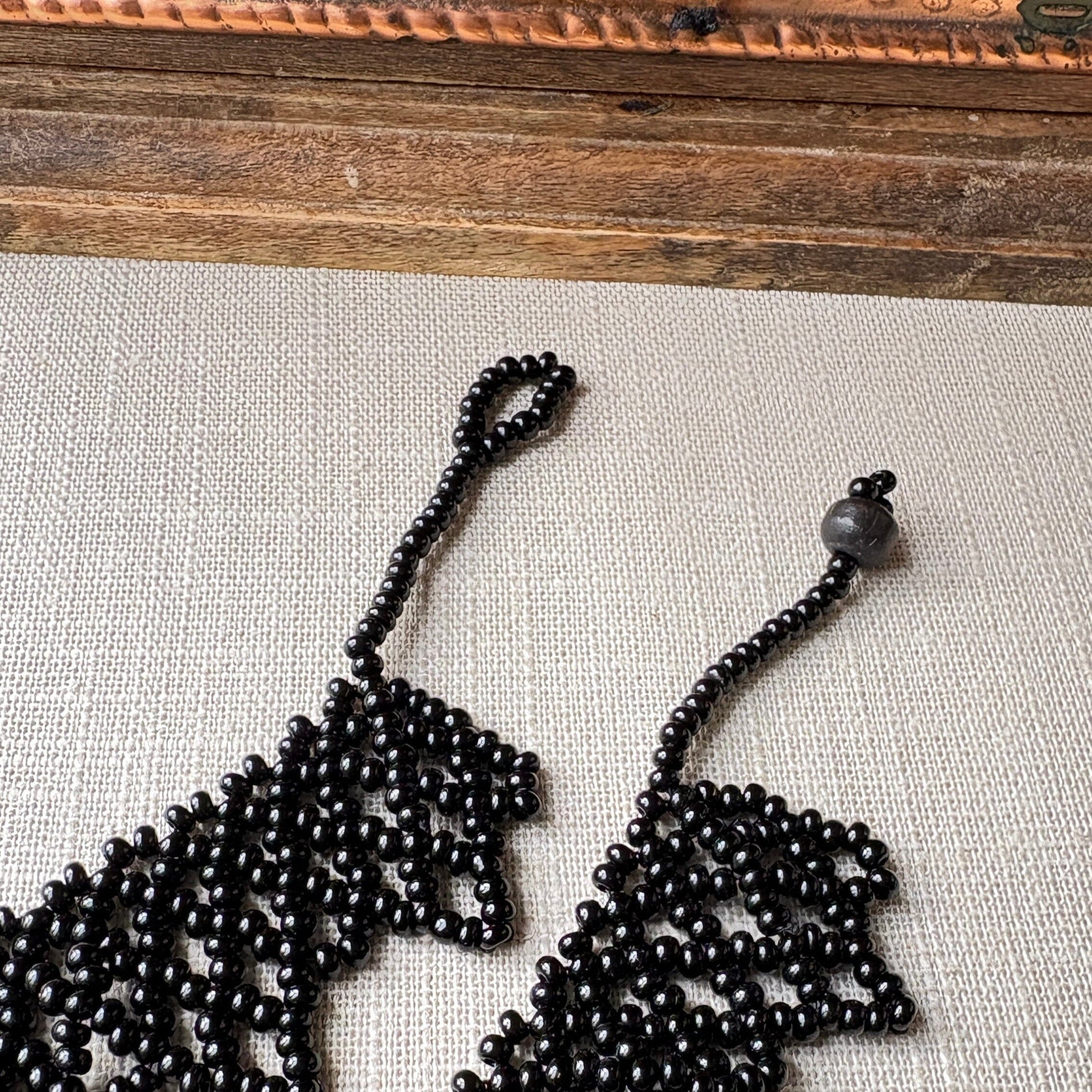 Collier en perles de verre (miçanga) ras de cou noir - Ethnie Wai Wai Collier Ethnie Wai Wai localisée dans les états de l' Amazonas, Pará et Roraima dans le Nord du Brésil. 