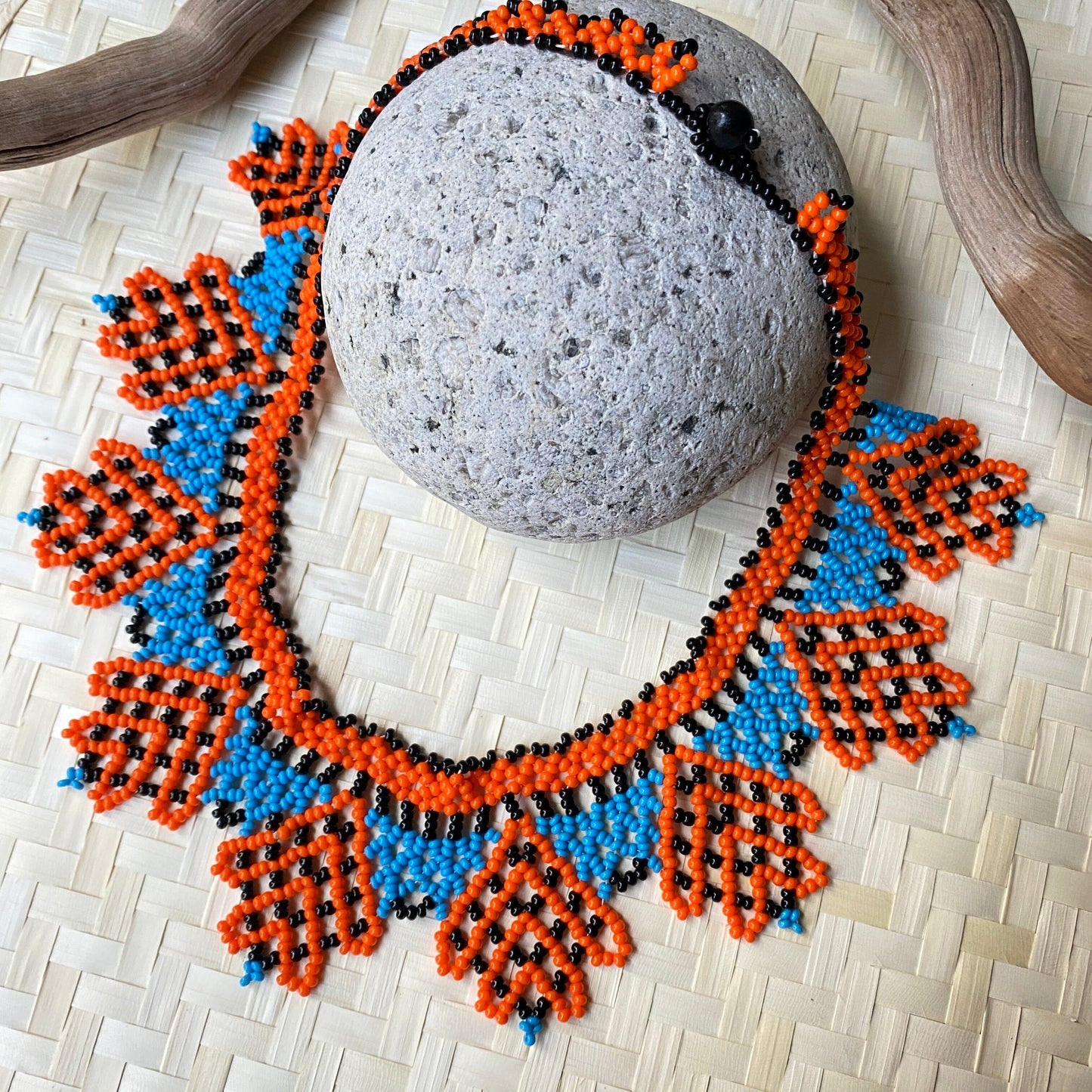 Collier en perles de verre (Miçanga) ras de cou - orange noir et bleu - Ethnie Kumaruara Collier Ethnie Kumaruara, localisée le long du fleuve Tapajos, état du Para au nord du Brésil. 
