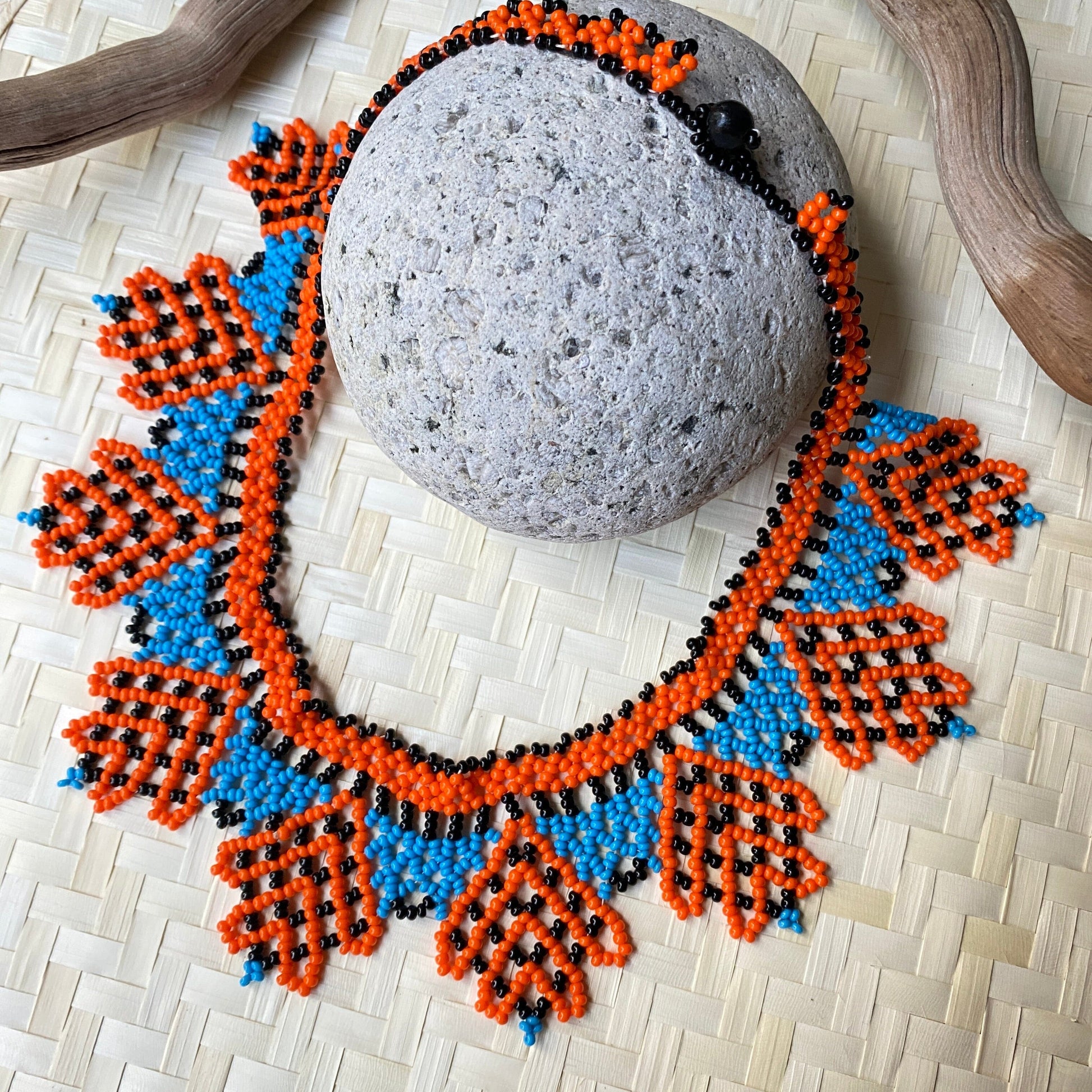 Collier en perles de verre (Miçanga) ras de cou - orange noir et bleu - Ethnie Kumaruara Collier Ethnie Kumaruara, localisée le long du fleuve Tapajos, état du Para au nord du Brésil. 