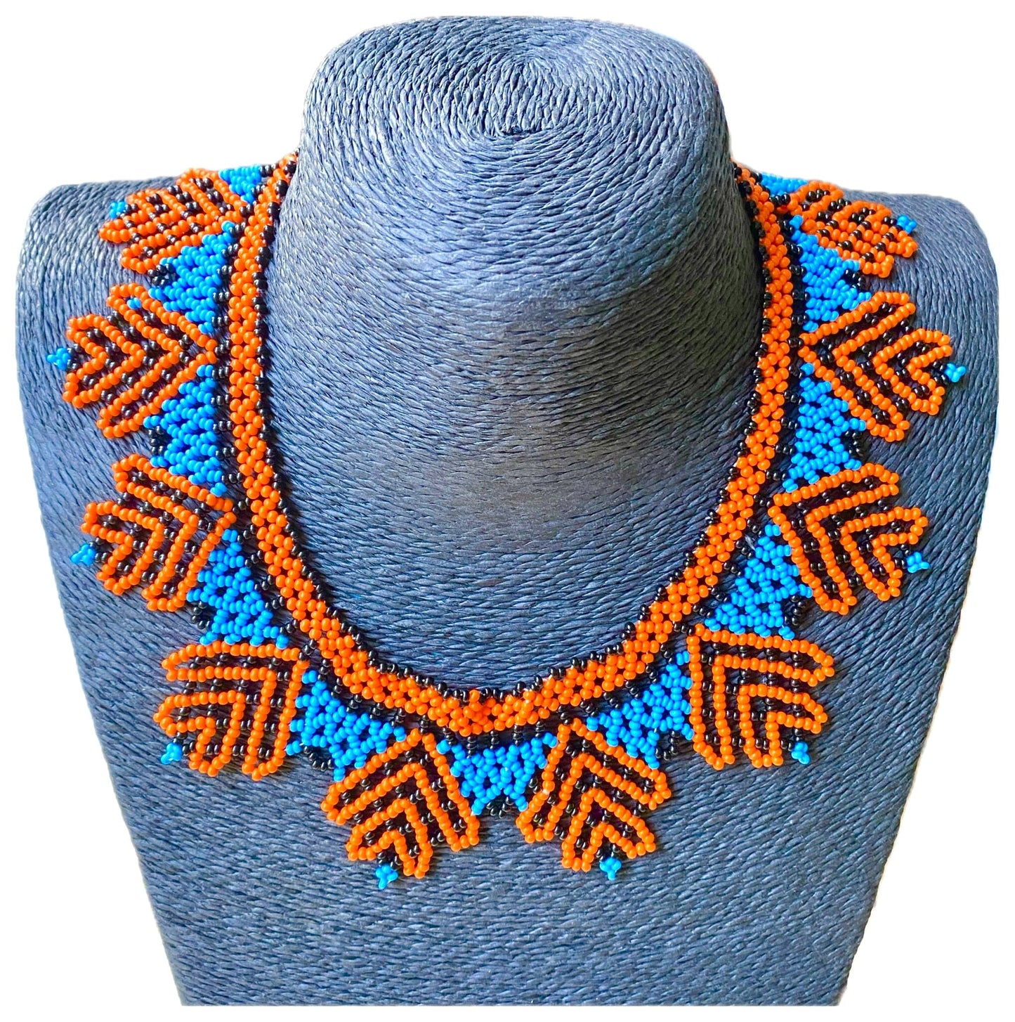 Collier en perles de verre (Miçanga) ras de cou - orange noir et bleu - Ethnie Kumaruara Collier Ethnie Kumaruara, localisée le long du fleuve Tapajos, état du Para au nord du Brésil. 