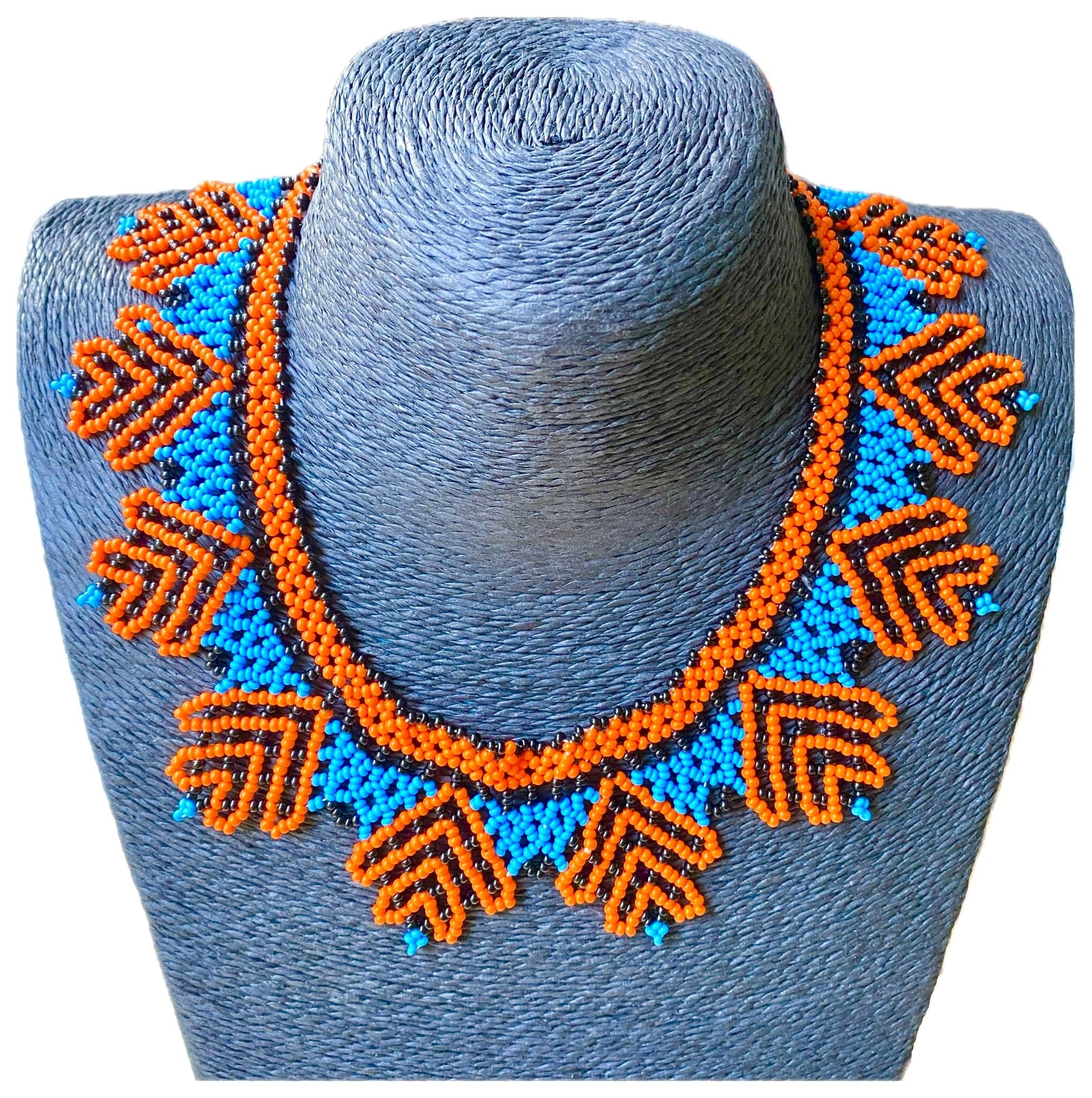 Collier en perles de verre (Miçanga) ras de cou - orange noir et bleu - Ethnie Kumaruara Collier Ethnie Kumaruara, localisée le long du fleuve Tapajos, état du Para au nord du Brésil. 