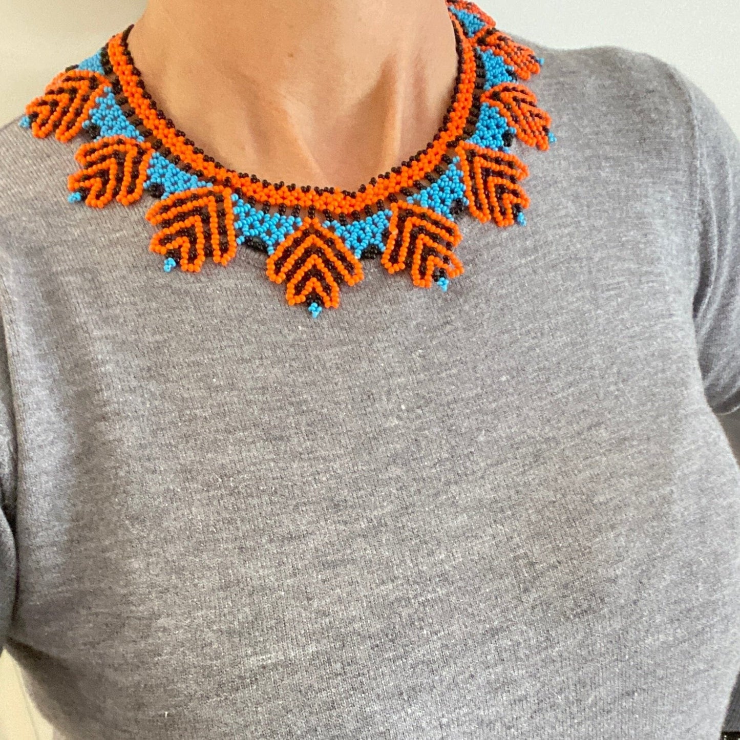 Collier en perles de verre (Miçanga) ras de cou - orange noir et bleu - Ethnie Kumaruara Collier Ethnie Kumaruara, localisée le long du fleuve Tapajos, état du Para au nord du Brésil. 
