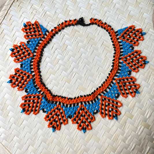 Collier en perles de verre (Miçanga) ras de cou - orange noir et bleu - Ethnie Kumaruara Collier Ethnie Kumaruara, localisée le long du fleuve Tapajos, état du Para au nord du Brésil. 