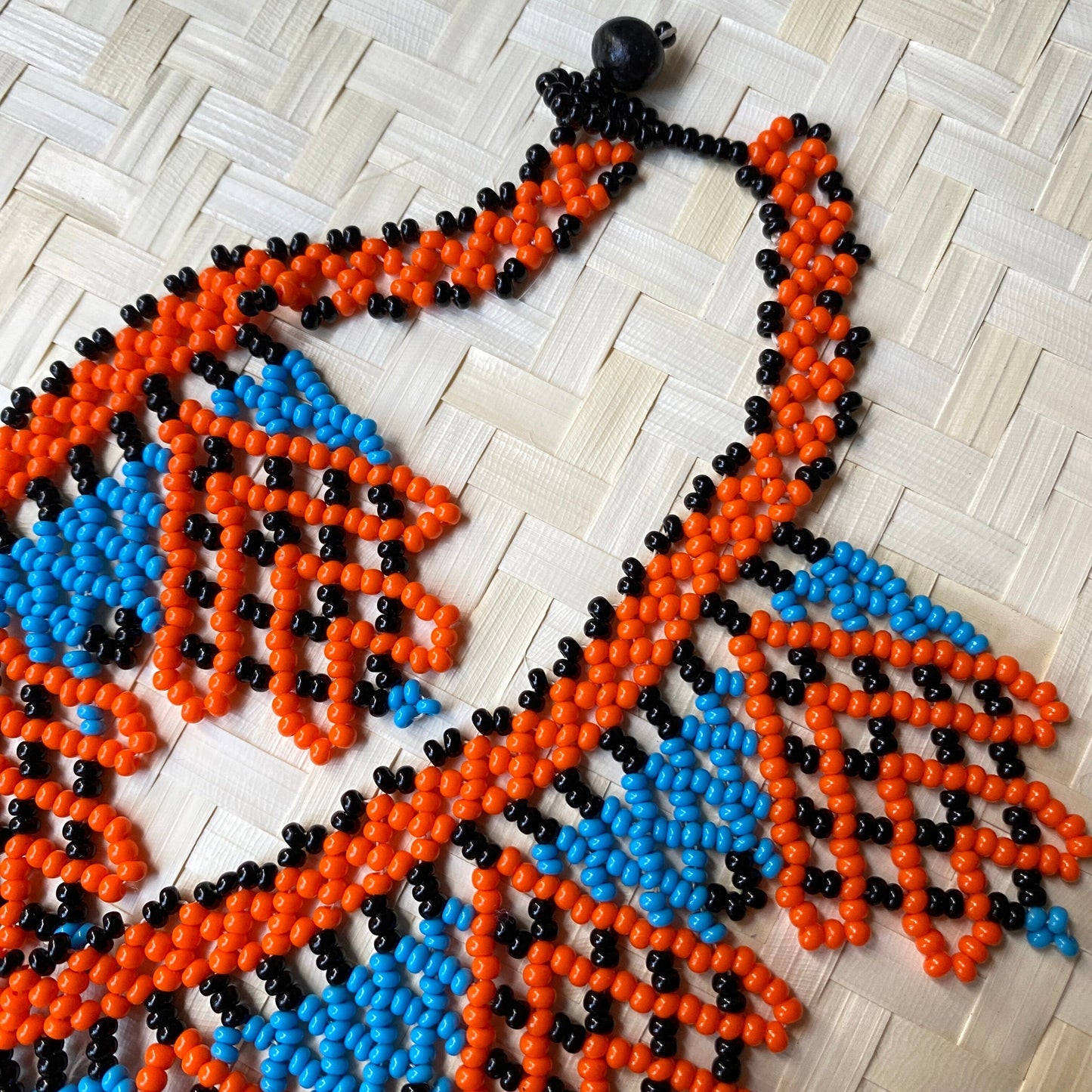 Collier en perles de verre (Miçanga) ras de cou - orange noir et bleu - Ethnie Kumaruara Collier Ethnie Kumaruara, localisée le long du fleuve Tapajos, état du Para au nord du Brésil. 