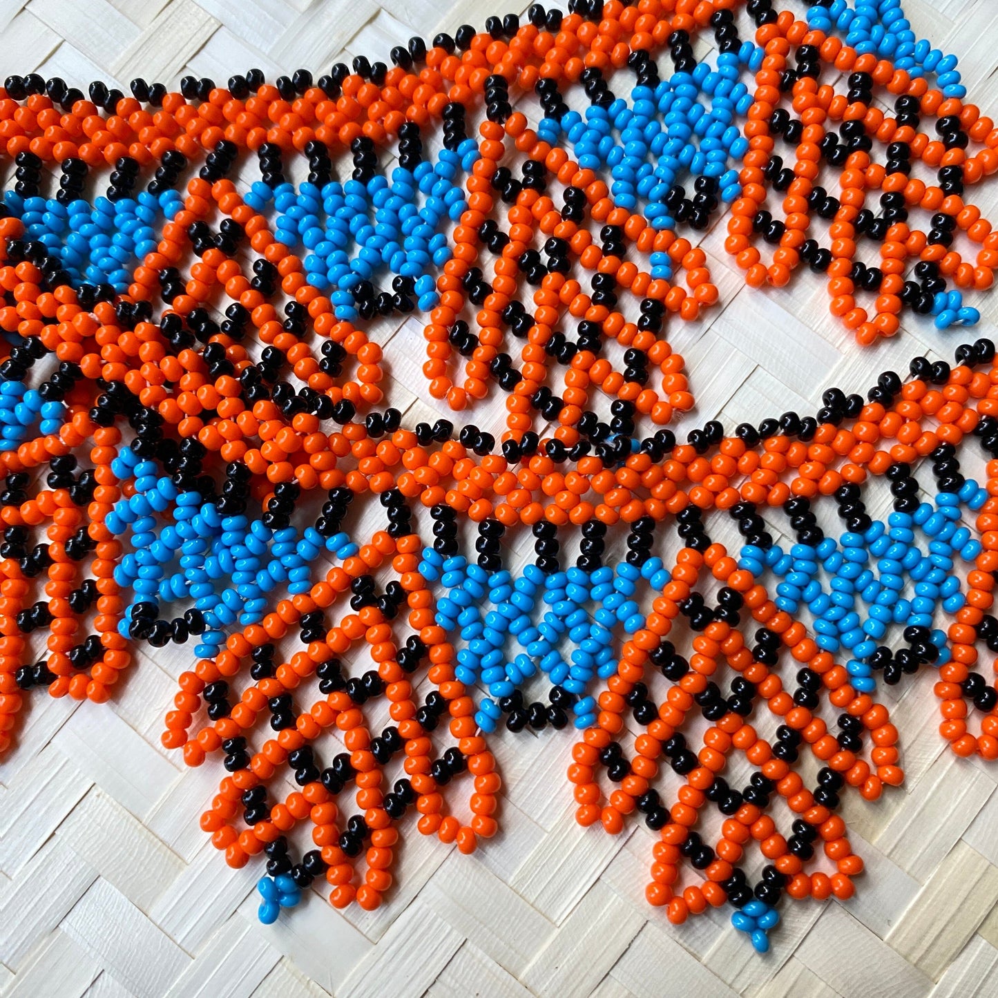 Collier en perles de verre (Miçanga) ras de cou - orange noir et bleu - Ethnie Kumaruara Collier Ethnie Kumaruara, localisée le long du fleuve Tapajos, état du Para au nord du Brésil. 