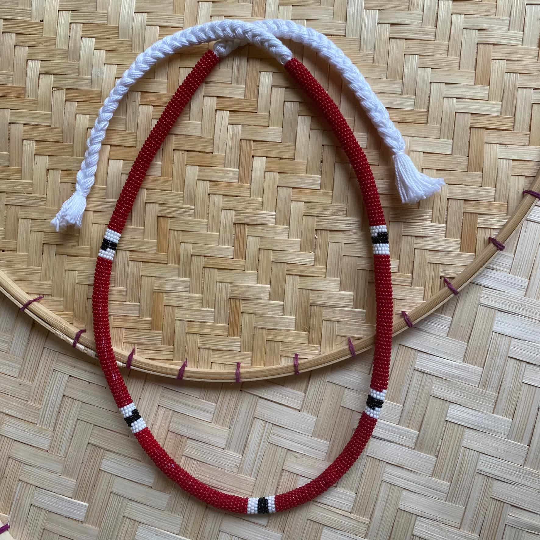 Collier en perles de verre (Miçanga) - serpent corail rouge bordeaux - blanc noir blanc - long - Ethnie Mehinako Collier Ethnie Mehinako, localisée dans le Parc Indigène du Xingu dans l' état du Mato Grosso au Centre-Ouest du Brésil. 