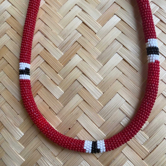 Collier en perles de verre (Miçanga) - serpent corail rouge bordeaux - blanc noir blanc - long - Ethnie Mehinako Collier Ethnie Mehinako, localisée dans le Parc Indigène du Xingu dans l' état du Mato Grosso au Centre-Ouest du Brésil. 