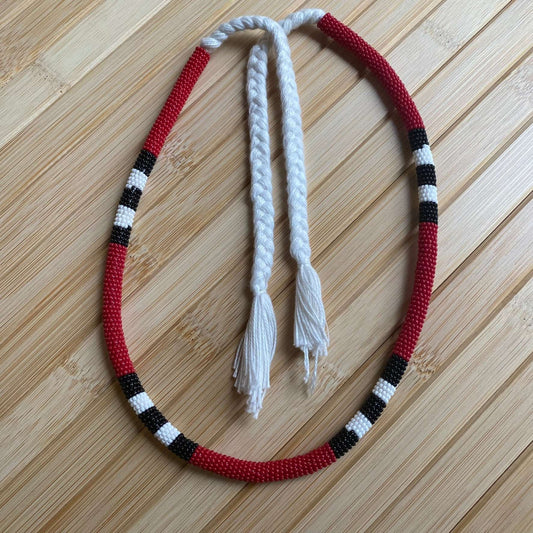 Collier en perles de verre (Miçanga) - serpent corail rouge bordeaux - noir blanc noir blanc noir - court - Ethnie Mehinako Collier Ethnie Mehinako, localisée dans le Parc Indigène du Xingu dans l' état du Mato Grosso au Centre-Ouest du Brésil. 