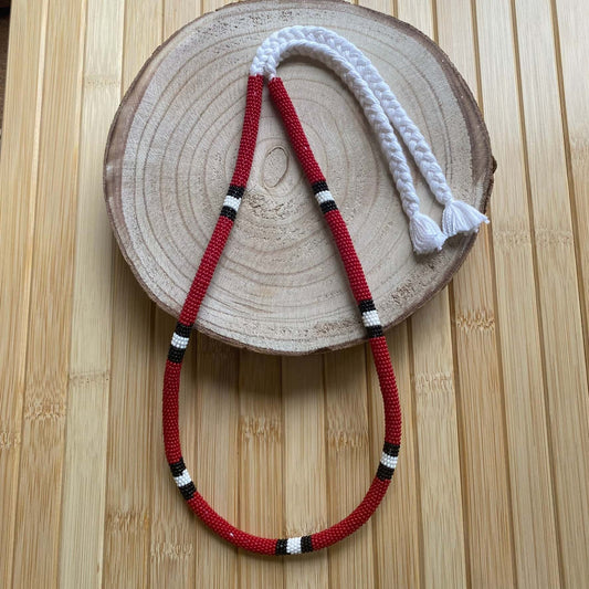 Collier en perles de verre (Miçanga) - serpent corail rouge bordeaux - noir blanc noir - long - Ethnie Mehinako Collier Ethnie Mehinako, localisée dans le Parc Indigène du Xingu dans l' état du Mato Grosso au Centre-Ouest du Brésil. 