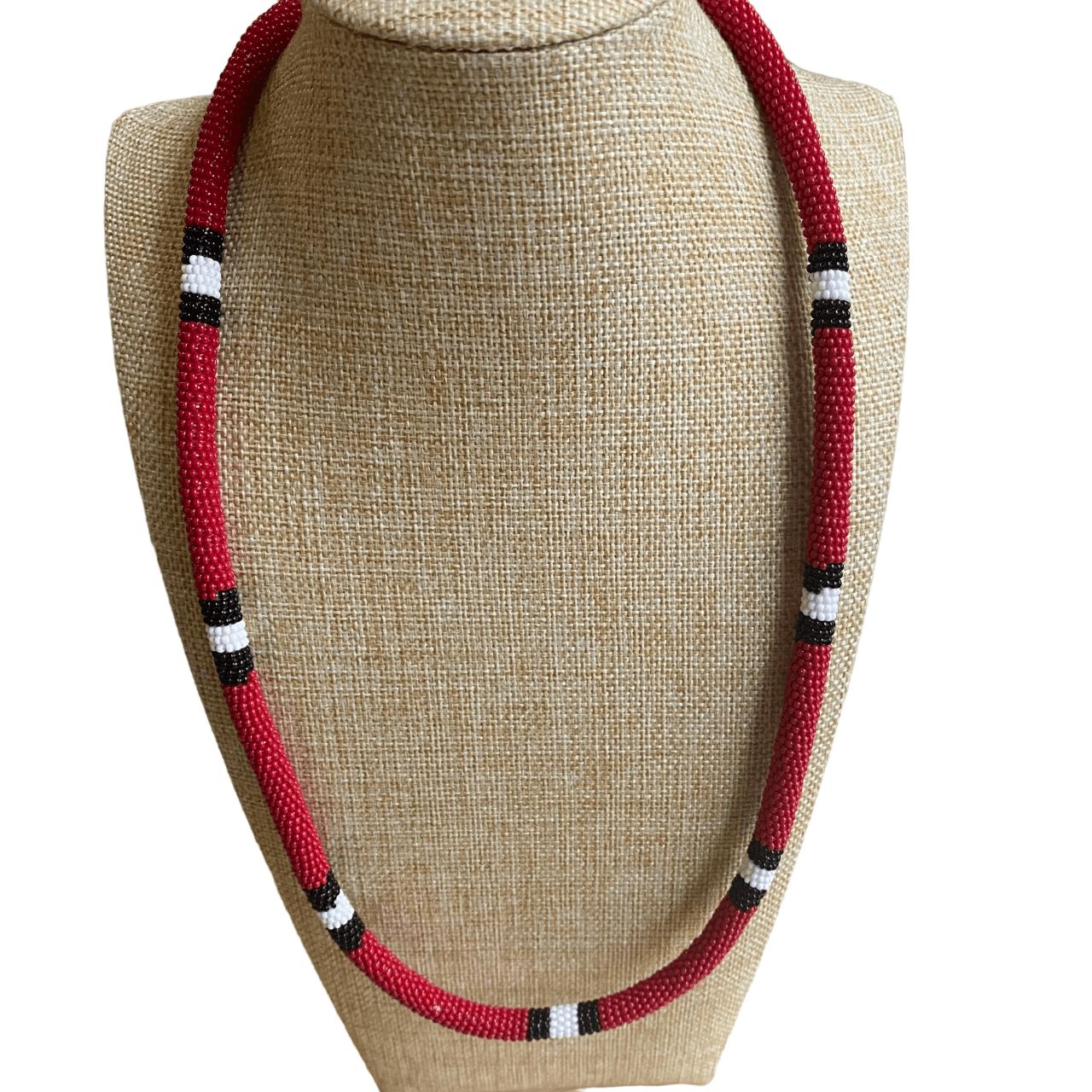 Collier en perles de verre (Miçanga) - serpent corail rouge bordeaux - noir blanc noir - long - Ethnie Mehinako Collier Ethnie Mehinako, localisée dans le Parc Indigène du Xingu dans l' état du Mato Grosso au Centre-Ouest du Brésil. 