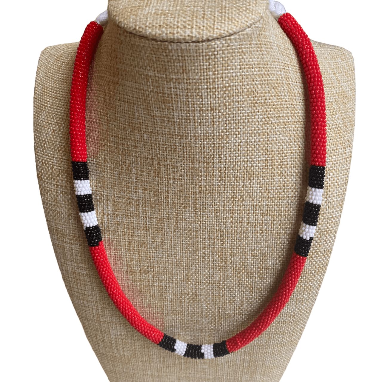 Collier en perles de verre (Miçanga) - serpent corail rouge - noir blanc noir blanc noir - long - Ethnie Mehinako Collier Ethnie Mehinako, localisée dans le Parc Indigène du Xingu dans l' état du Mato Grosso au Centre-Ouest du Brésil. 