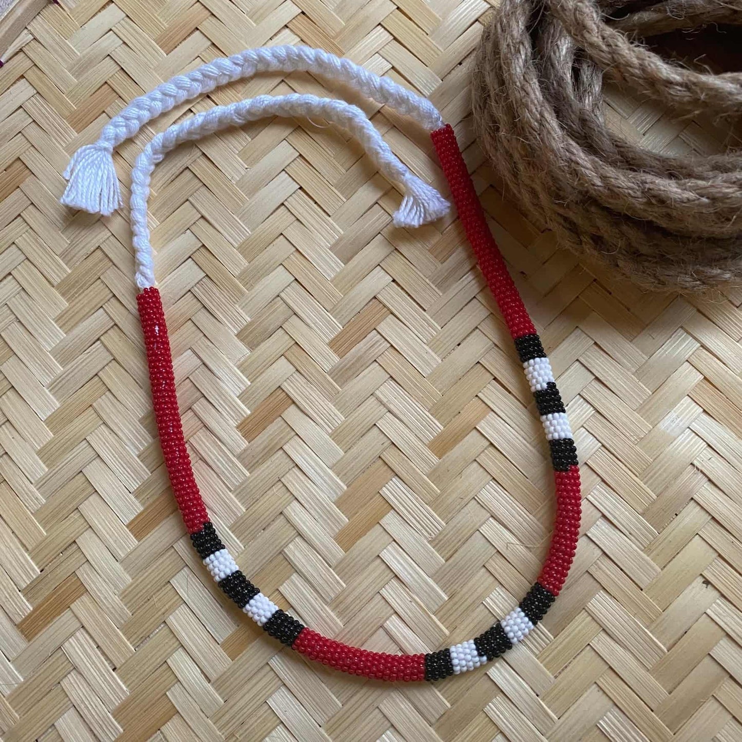 Collier en perles de verre (miçanga) - serpent corail rouge - noir blanc noir blanc noir - très court - Ethnie Mehinako Collier Ethnie Mehinako, localisée dans le Parc Indigène du Xingu dans l' état du Mato Grosso au Centre-Ouest du Brésil. 
