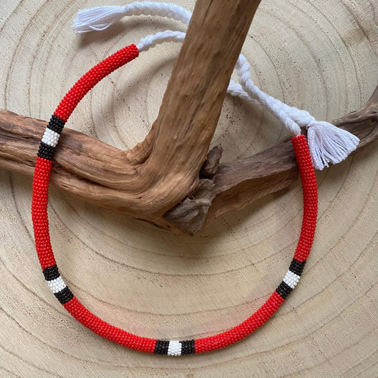 Collier en perles de verre (Miçanga) - serpent corail rouge - noir blanc noir - court - Ethnie Mehinako Collier Ethnie Mehinako, localisée dans le Parc Indigène du Xingu dans l' état du Mato Grosso au Centre-Ouest du Brésil. 