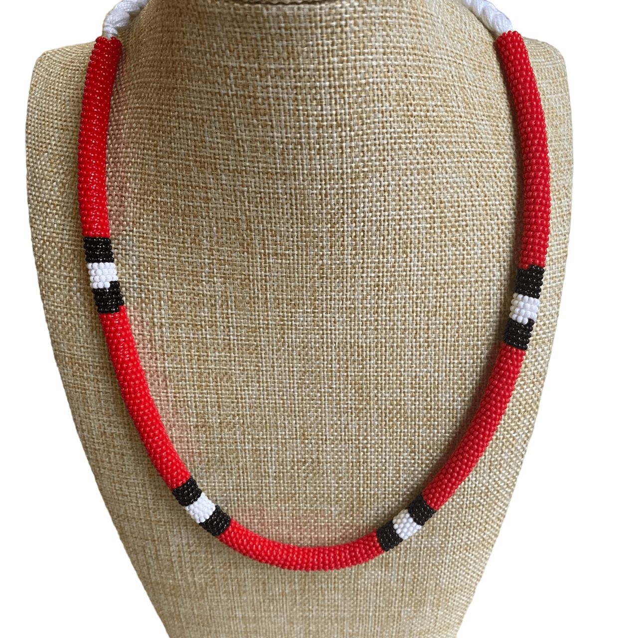 Collier en perles de verre (Miçanga) - serpent corail rouge - noir blanc noir - court - Ethnie Mehinako Collier Ethnie Mehinako, localisée dans le Parc Indigène du Xingu dans l' état du Mato Grosso au Centre-Ouest du Brésil. 