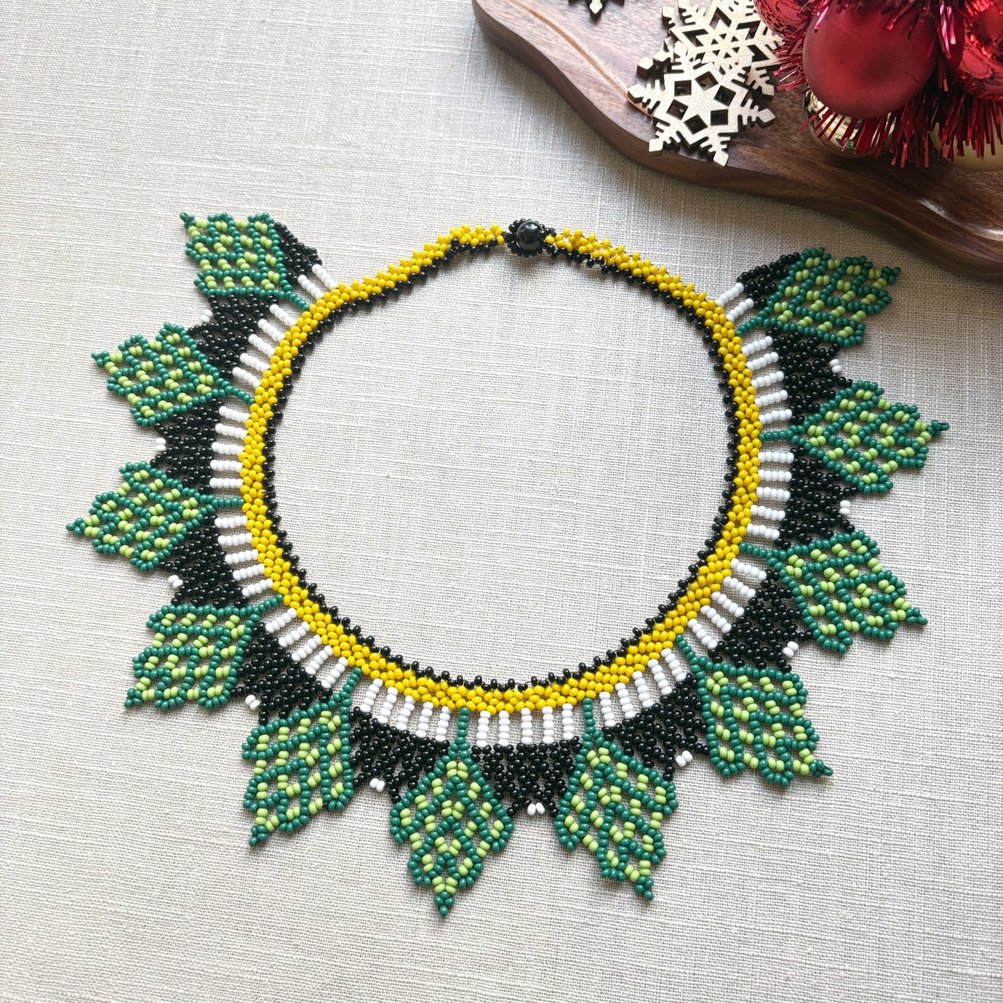 Collier en perles de verre - ras de cou vert noir et jaune - Ethnie Galibi-Marworno Collier Ethnie Galibi-Marworno, localisée dans l'état d'Amapa au nord du Brésil. 