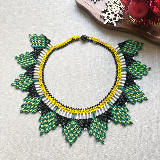 Collier en perles de verre - ras de cou vert noir et jaune - Ethnie Galibi-Marworno Collier Ethnie Galibi-Marworno, localisée dans l'état d'Amapa au nord du Brésil. 