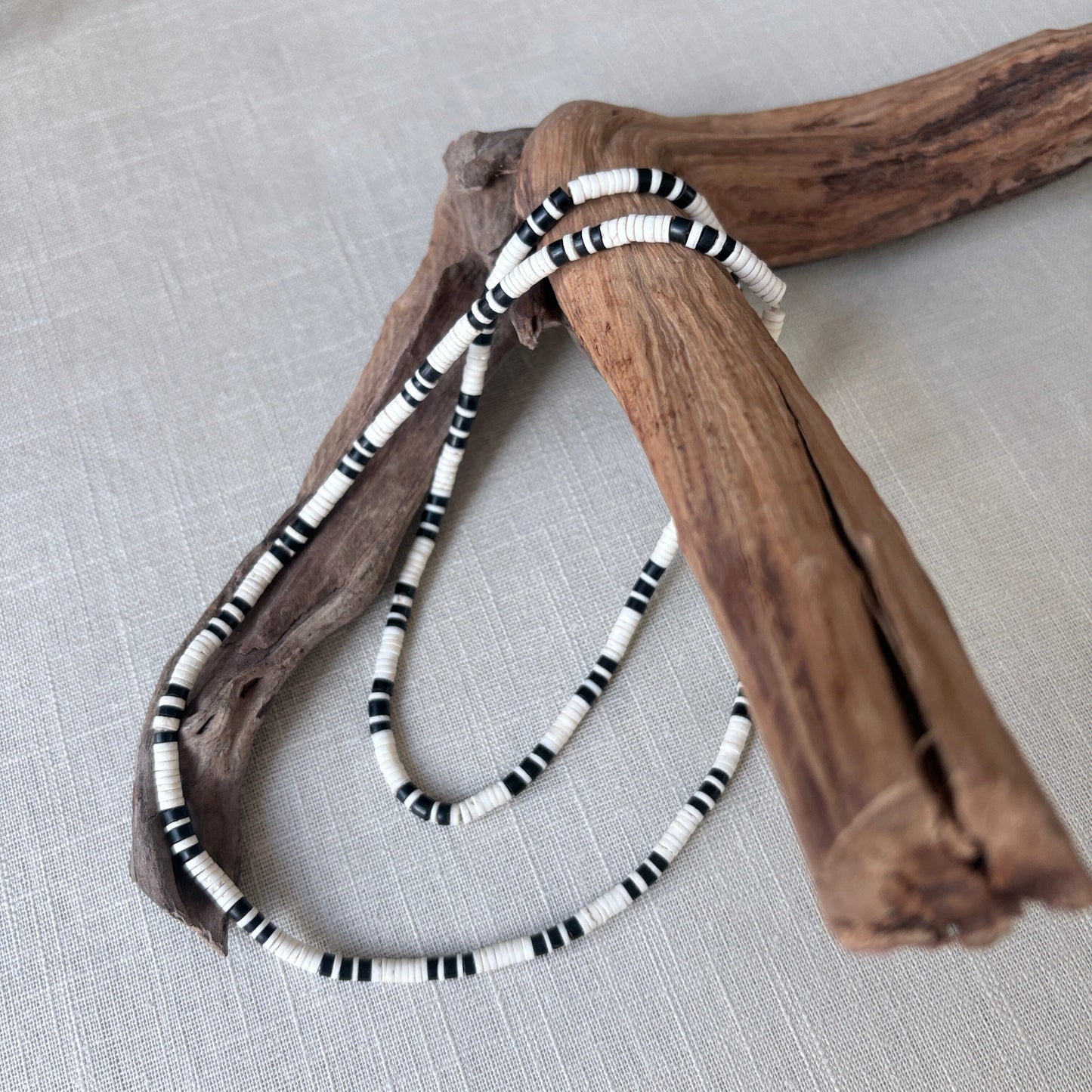 Collier fait avec coquilles d'escargot et graines naturelles de tucuma - Ethnie Marubo Collier Ethnie Marubo, localisée dans l'état d'Amazonas au nord du Brésil. 