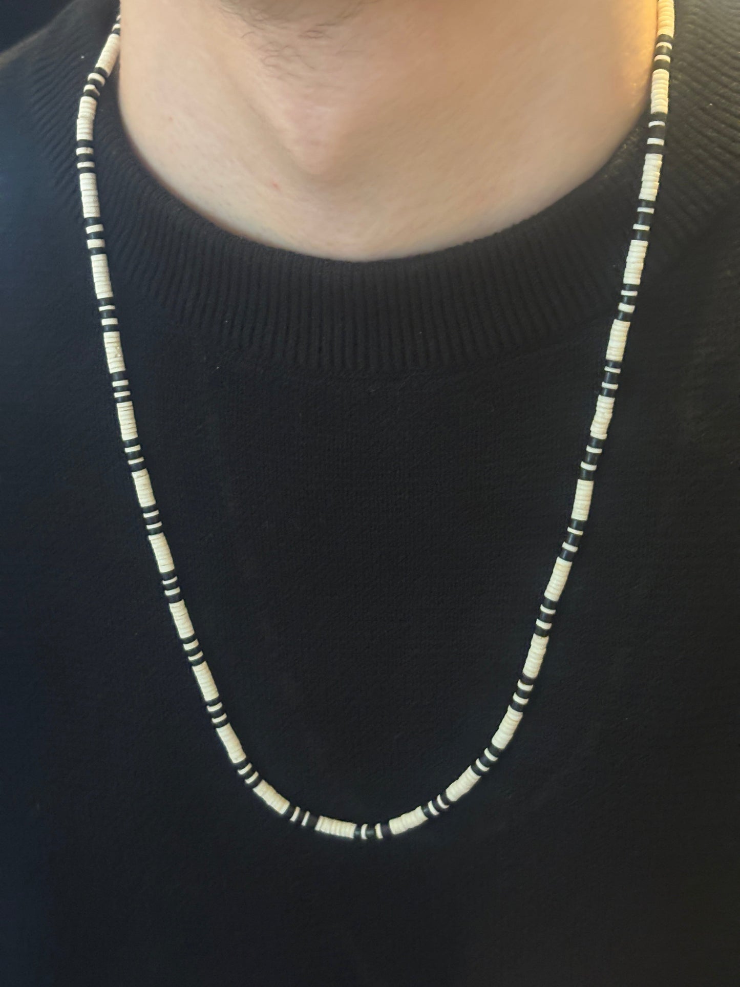 Collier fait avec coquilles d'escargot et graines naturelles de tucuma - Ethnie Marubo Collier Ethnie Marubo, localisée dans l'état d'Amazonas au nord du Brésil. 