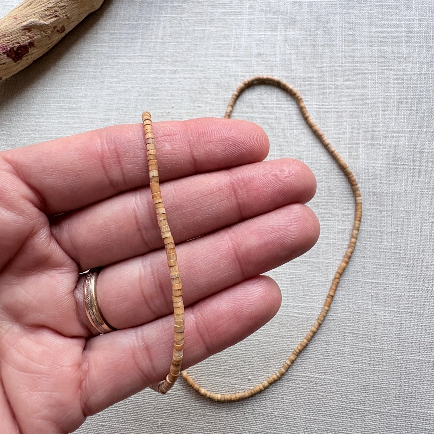 Collier fait avec la coque du fruit Cupuaçu - Ethnie Marubo Collier Ethnie Marubo, localisée dans l'état d'Amazonas au nord du Brésil. 