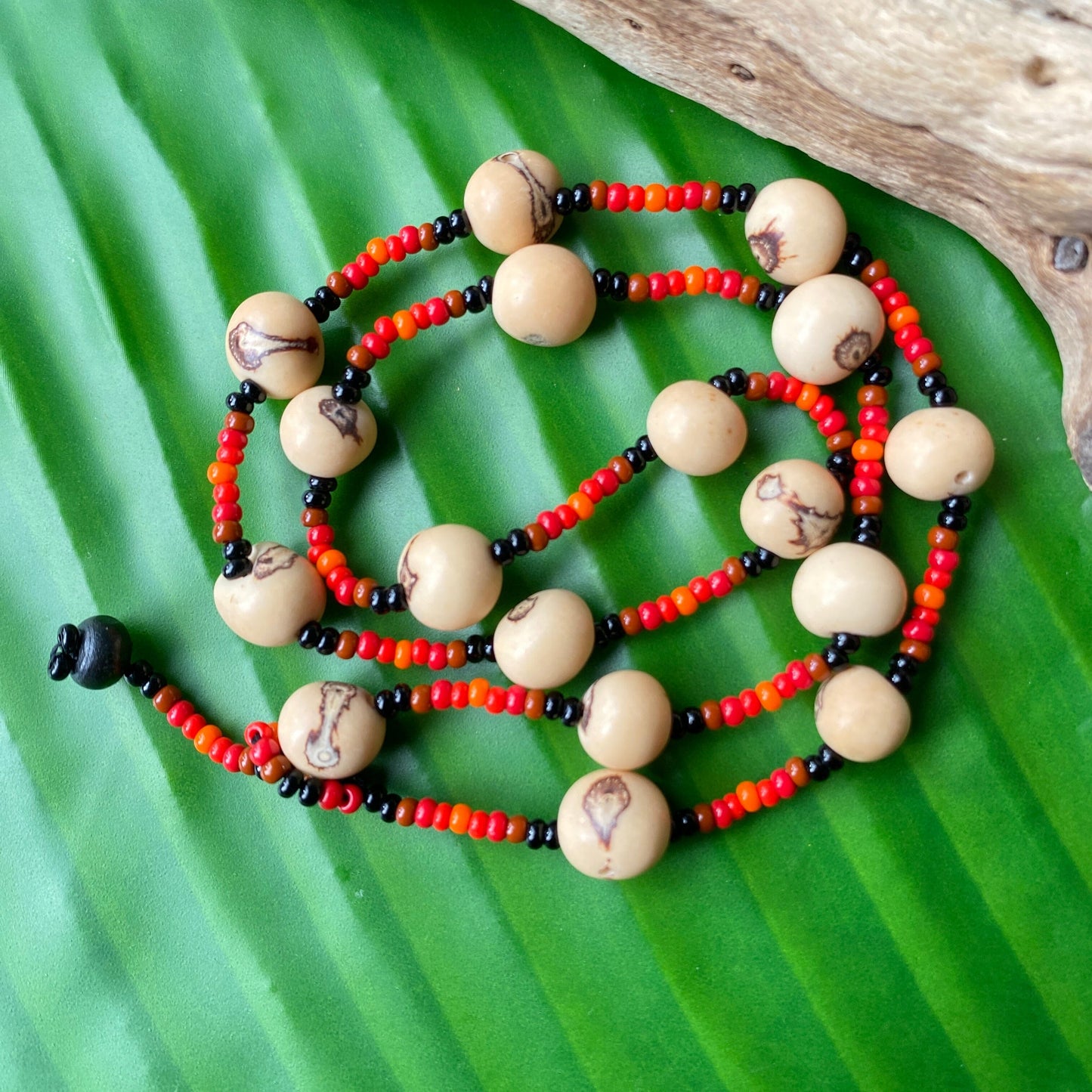 Collier Miçanga multicolores et graines d'açai naturelles- Ethnie Wai Wai Collier Ethnie Wai Wai localisée dans les états de l' Amazonas, Pará et Roraima dans le Nord du Brésil. 