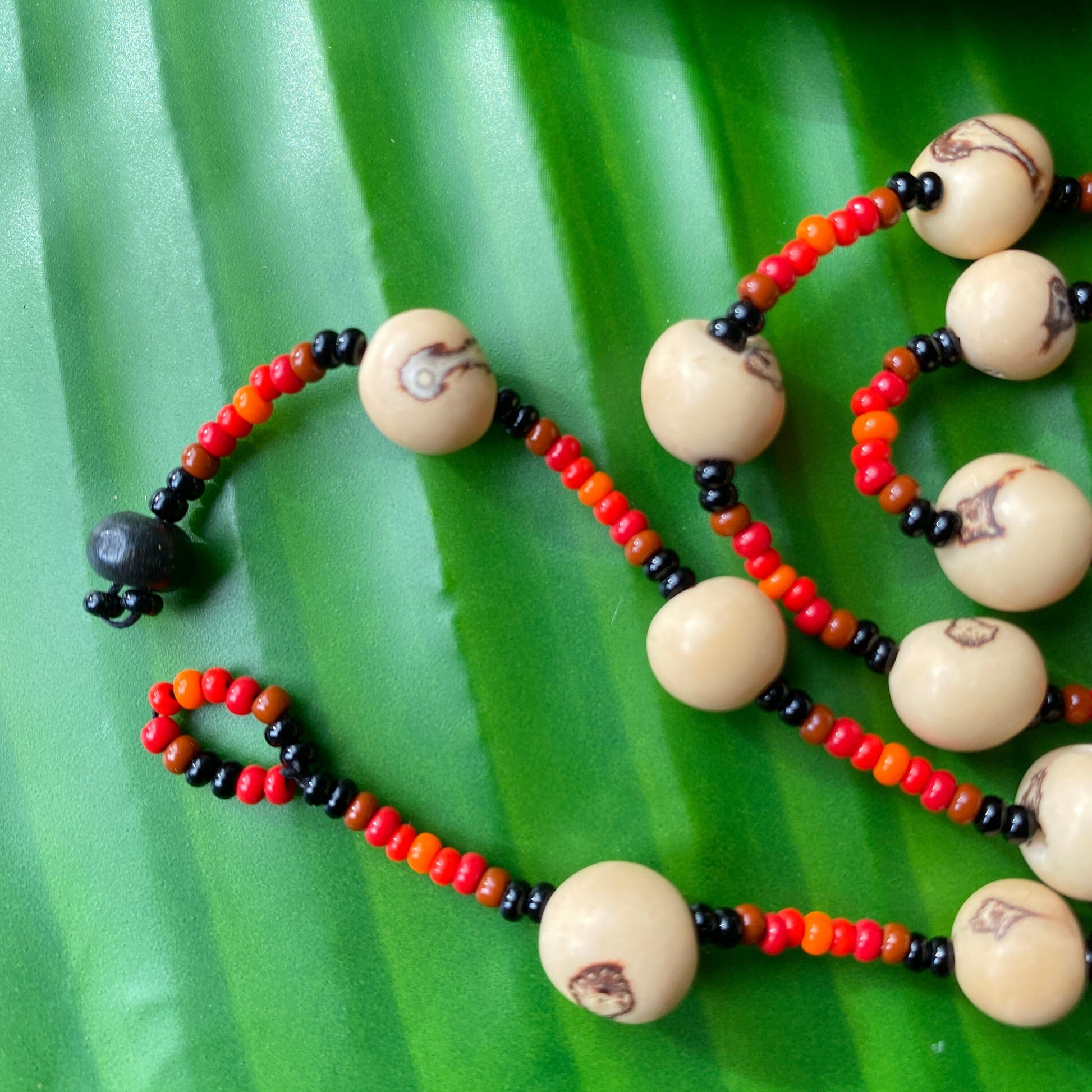 Collier Miçanga multicolores et graines d'açai naturelles- Ethnie Wai Wai Collier Ethnie Wai Wai localisée dans les états de l' Amazonas, Pará et Roraima dans le Nord du Brésil. 