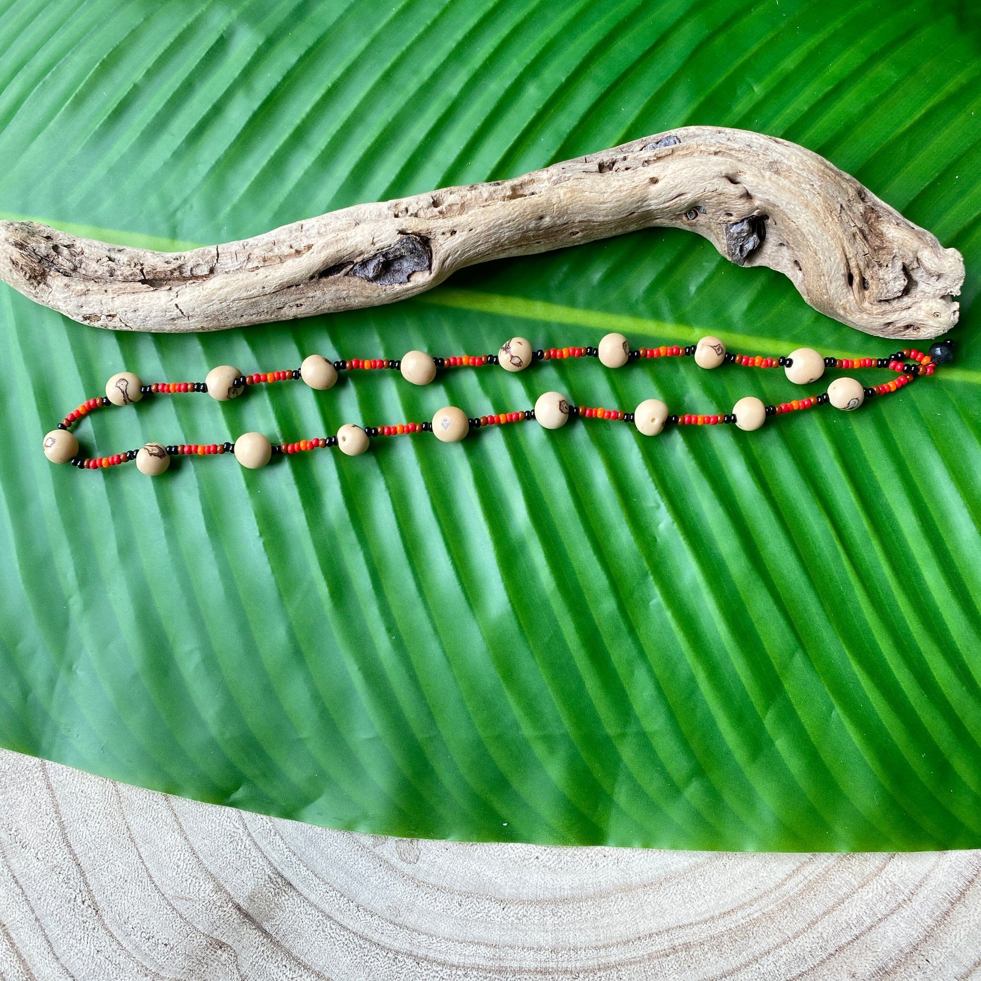 Collier Miçanga multicolores et graines d'açai naturelles- Ethnie Wai Wai Collier Ethnie Wai Wai localisée dans les états de l' Amazonas, Pará et Roraima dans le Nord du Brésil. 