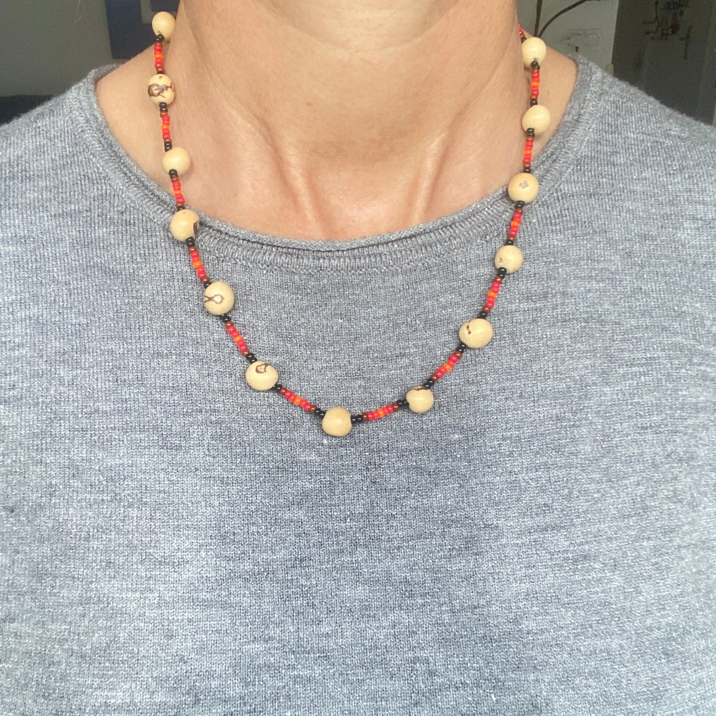 Collier Miçanga multicolores et graines d'açai naturelles- Ethnie Wai Wai Collier Ethnie Wai Wai localisée dans les états de l' Amazonas, Pará et Roraima dans le Nord du Brésil. 