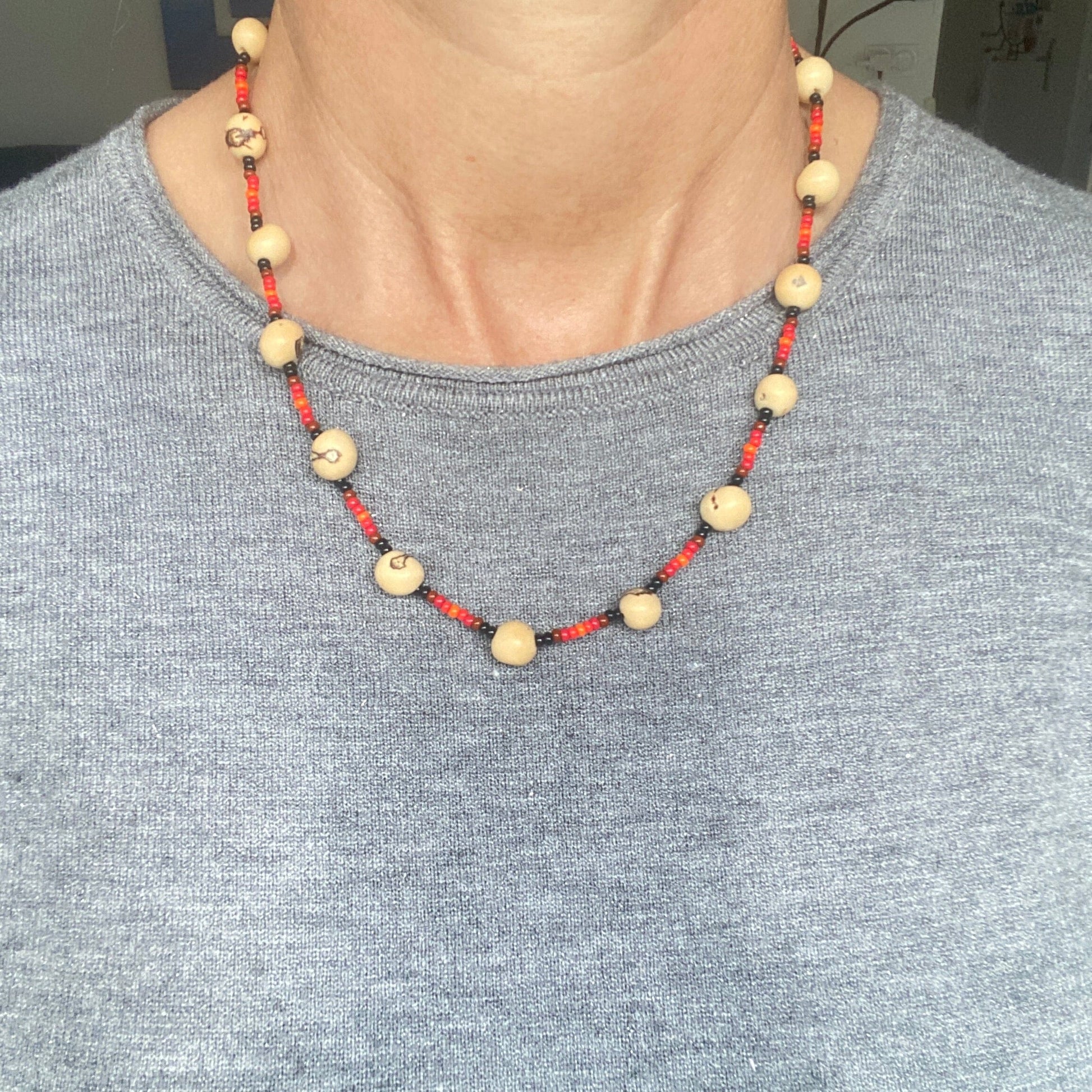 Collier Miçanga multicolores et graines d'açai naturelles- Ethnie Wai Wai Collier Ethnie Wai Wai localisée dans les états de l' Amazonas, Pará et Roraima dans le Nord du Brésil. 