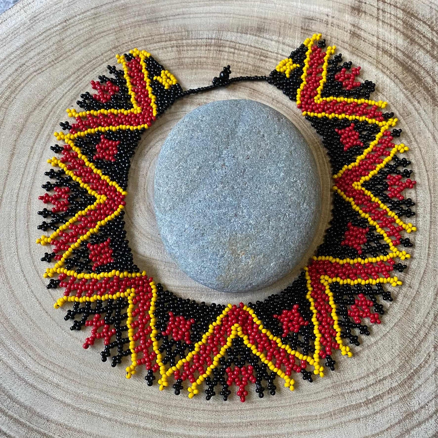 Collier Miçanga - noir rouge et jaune - Ethnie Guajajara Collier Ethnie Guajajara localisée dans l' état du Maranhão au Nord-Est du Brésil. 