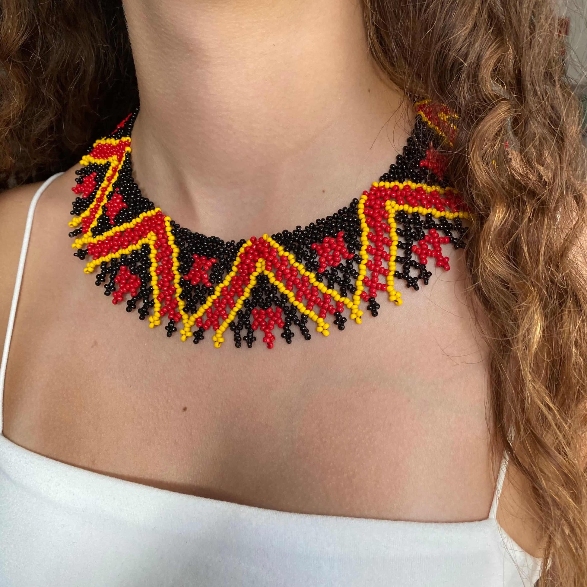 Collier Miçanga - noir rouge et jaune - Ethnie Guajajara Collier Ethnie Guajajara localisée dans l' état du Maranhão au Nord-Est du Brésil. 
