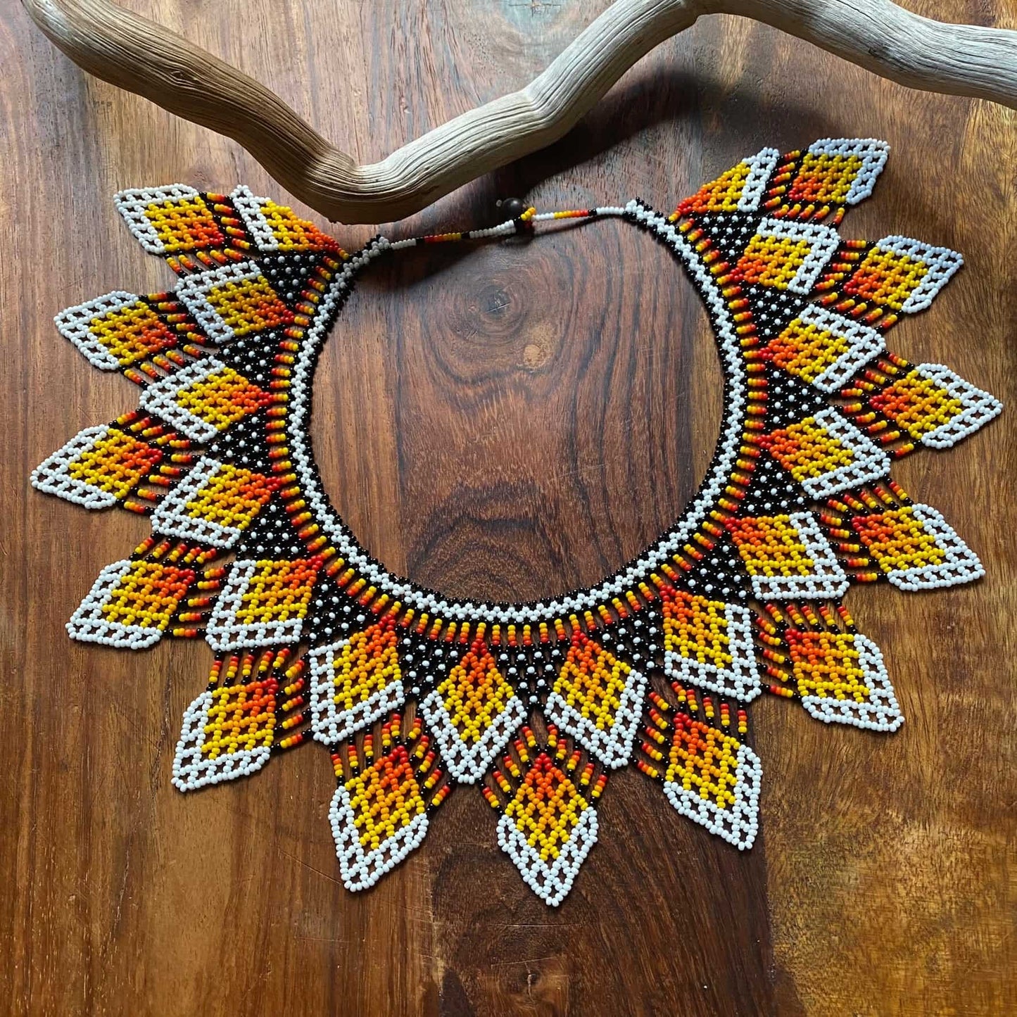 Collier Miçanga - orange, noir et blanc - Ethnie Mehinako Collier Ethnie Mehinako, localisée dans le Parc Indigène du Xingu dans l' état du Mato Grosso au Centre-Ouest du Brésil. 