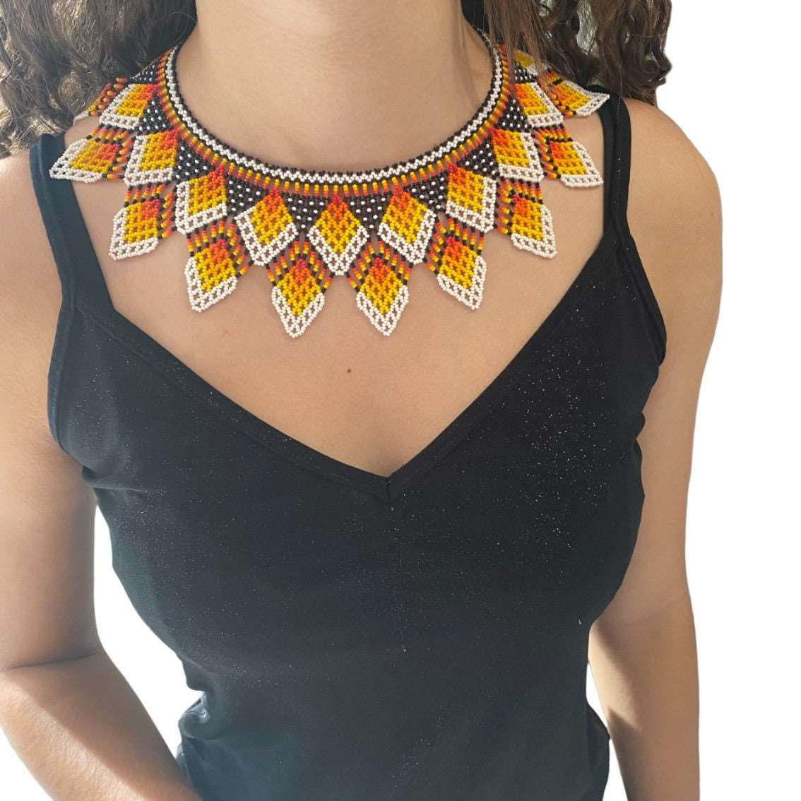 Collier Miçanga - orange, noir et blanc - Ethnie Mehinako Collier Ethnie Mehinako, localisée dans le Parc Indigène du Xingu dans l' état du Mato Grosso au Centre-Ouest du Brésil. 